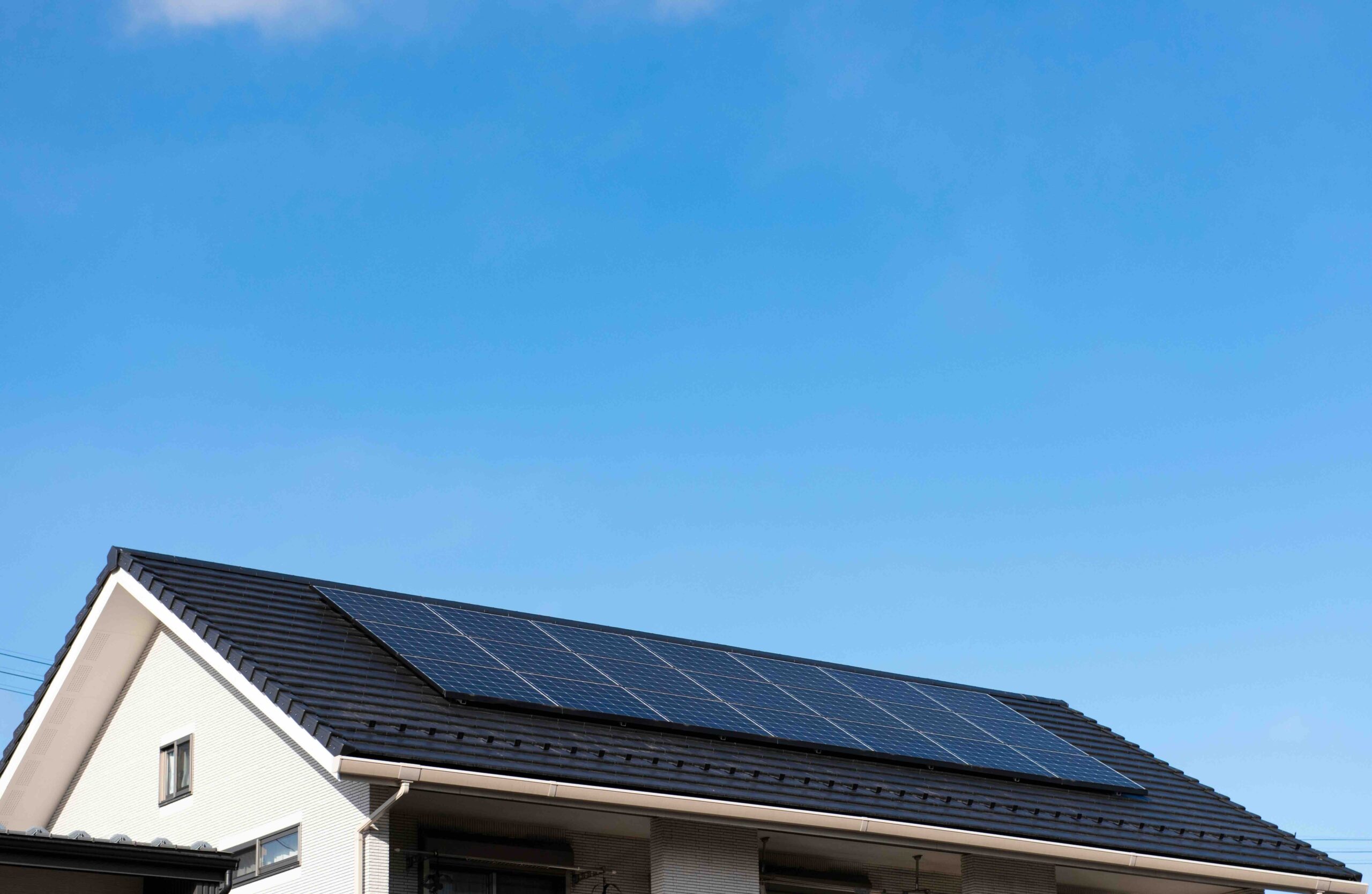 家庭用太陽光発電のメリット・デメリットとは？耐用年数や費用相場を解説！